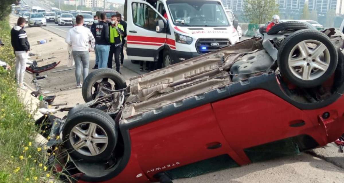 Zincirleme kazada takla attı, ölümden döndüler